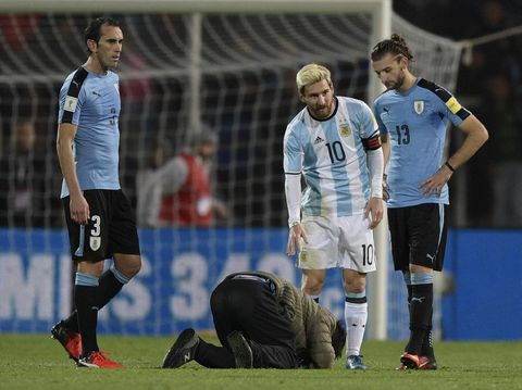 Lionel Messi juga dicium kakinya ketika Argentina melawan Uruguay.