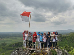 Mampir ke Bukit Pandang yang Bikin Melayang