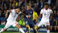 Dani Alves berebut bola dengan Arturo Vidal dan Kingsley Coman. Charles Platiau/Reuters.