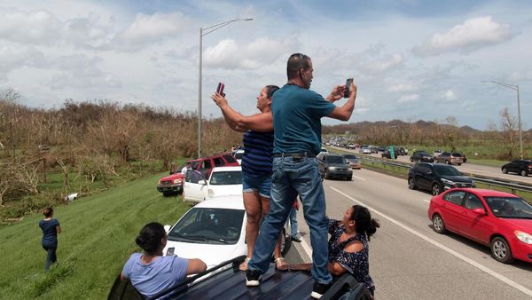Ramai-ramai Cari Sinyal Usai Badai