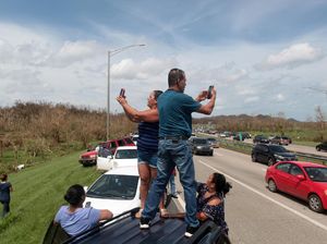 Ramai-ramai Cari Sinyal Usai Badai Ramai-ramai Cari Sinyal Usai Badai