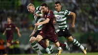 Messi turun sebagai starter dan tampil penuh saat Barcelona bertandang ke Sporting di matchday 2 Liga Champions, Kamis (28/9/2017) dinihari WIB. Di laga itu, Barcelona memetik kemenangan 1-0 lewat gol bunuh diri Sebastian Coates. (Foto: Octavio Passos/Getty Images)