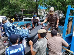 Parkir Liar di Kembangan, 77 Motor Diangkut Petugas Gabungan