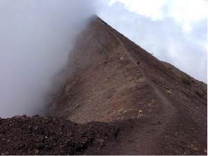 Tim Crisis Center Kemenpar Terus Pantau Situasi Gunung Agung