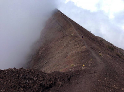 Tim Crisis Center Kemenpar Terus Pantau Situasi Gunung Agung