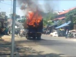 Truk Terbakar, Puluhan Sepeda Angin yang Diangkut Gosong