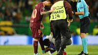 Di momen berikutnya, fans tersebut melakukan aksi yang mengejutkan: mencium kaki kiri Messi! Tak lama kemudian petugas keamanan mengamankannya. (Foto: Octavio Passos/Getty Images)