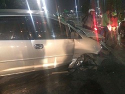 Mobil Tabrak Separator Busway di Jalan Gatot Subroto Arah Cawang