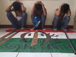Polisi Tangkap Pelajar Tawuran di Serang, Gergaji-Parang Disita