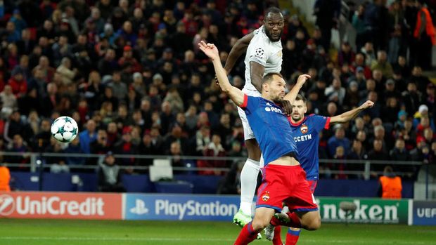 Romelu Lukaku dimanjakan umpan silang Anthony Martial di laga lawan CSKA Moskow.