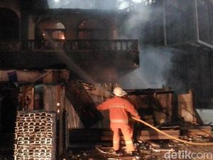 Masjid di Samping Plaza Semanggi Terbakar, 5 Unit Damkar Dikerahkan