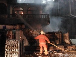 Masjid di Samping Plaza Semanggi Terbakar, 5 Unit Damkar Dikerahkan