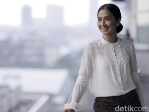 Ayu Laksmi Bersinar di Usia Matang