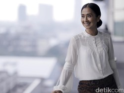 Ayu Laksmi Bersinar di Usia Matang