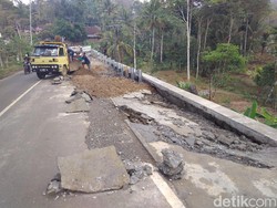 Hujan Deras, Jalan Nasional Trenggalek-Pacitan Ambles