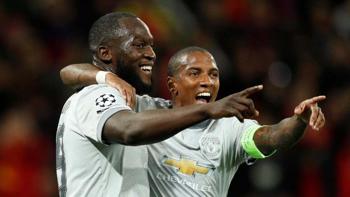Pemain Manchester United, Ashley Young bersama Romelu Lukaku (Foto: John Sibley/Reuters)