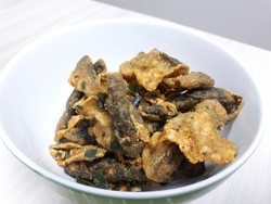 Kriuk! Renyah Gurih Kulit Ikan Goreng Berbalut Bumbu Telur Asin