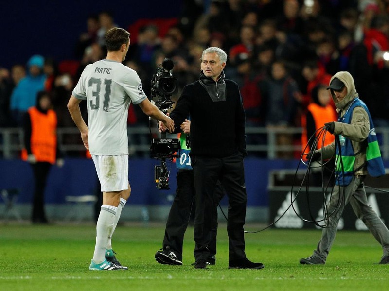 Soccer Football - Champions League - CSKA Moscow vs Manchester United - VEB Arena, Moscow, Russia - September 27, 2017   Manchester United manager Jose Mourinho shakes hands with Nemanja Matic at the end of the match    Action Images via Reuters/John Sibley