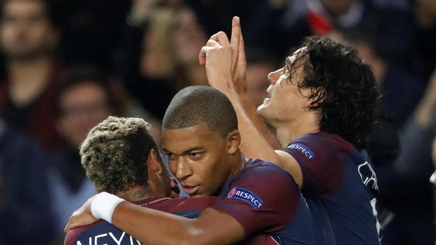 Kylian Mbappe dan Edinson Cavani, bersama Neymar, bahu-membahu di PSG.