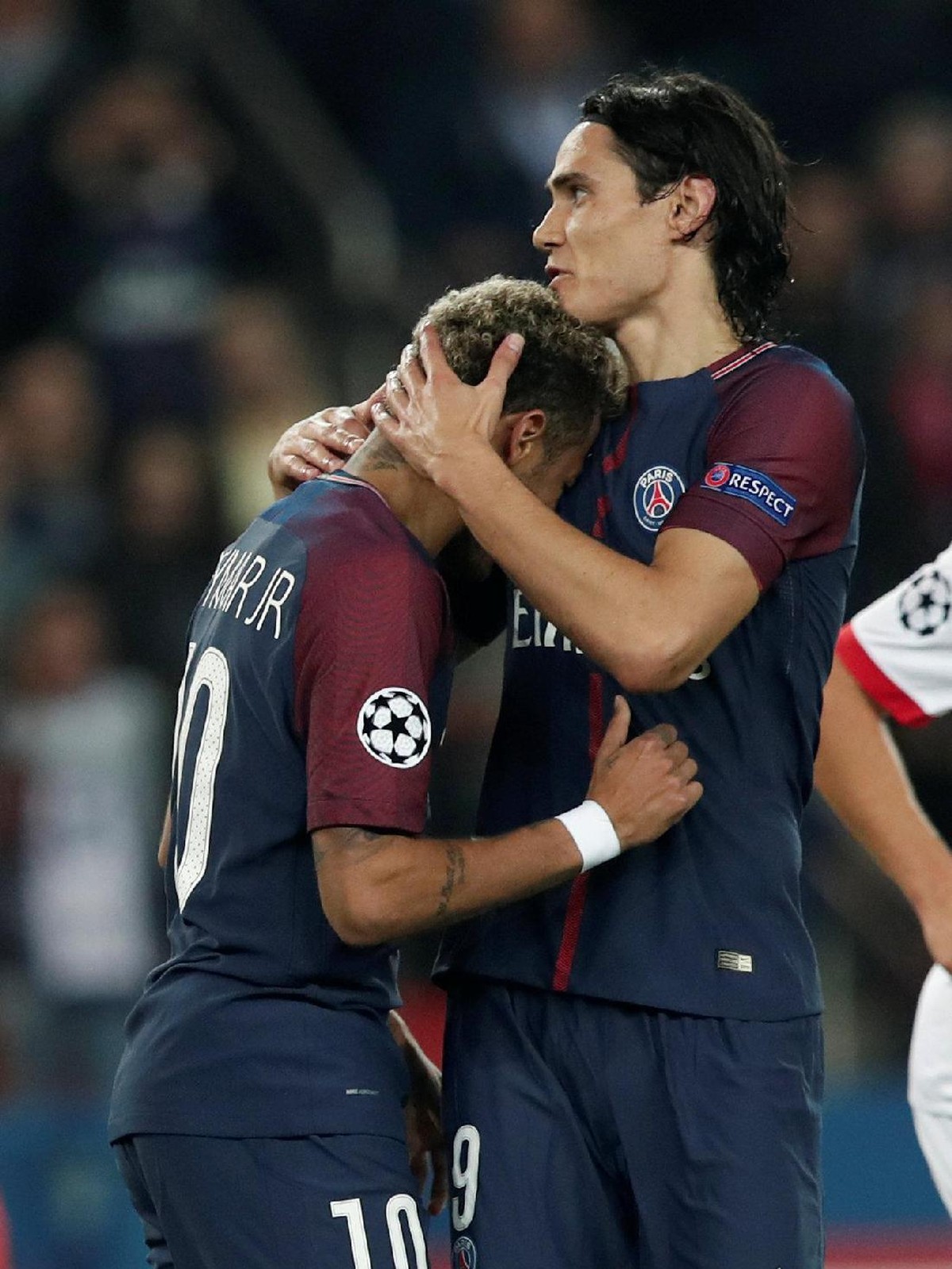 Neymar dan Edinson Cavani saling berpelukan merayakan (Benoit Tessier/Reuters)