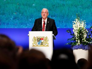 Polisi Selidiki Foto Presiden Israel Pakai Syal Khas Palestina Polisi Selidiki Foto Presiden Israel Pakai Syal Khas Palestina