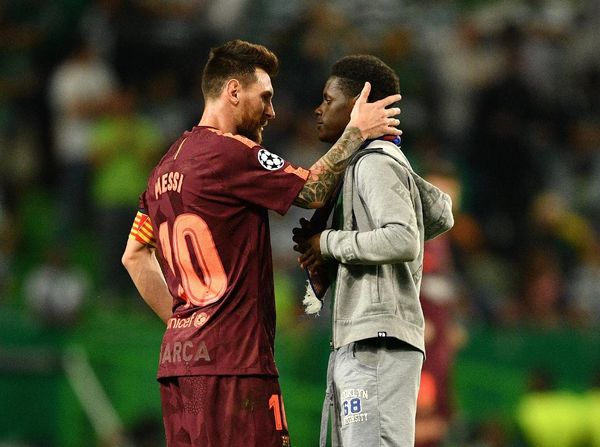 Mencium Kaki Kiri Messi