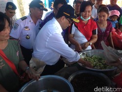 Menhub Beri Bantuan dan Bungkuskan Nasi untuk Pengungsi Gunung Agung