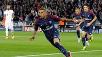 Dani Alves berhasil membobol gawang Bayern Munich saat pertandingan baru berjalan 2 menit. Charles Platiau/Reuters.