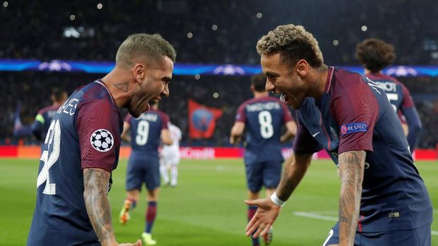 Dani Alves merayakan gol dengan Neymar.