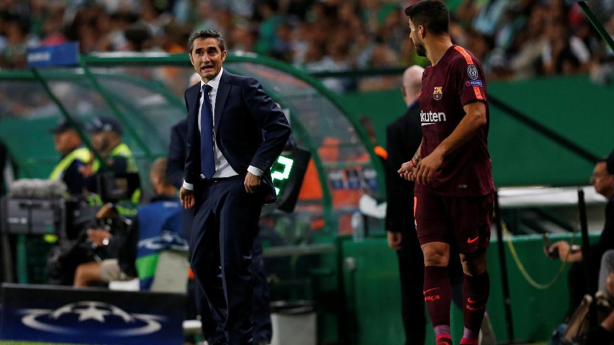 Ernesto Valverde memberi instruksi kepada Luis Suarez (Pedro Nunes/Reuters)