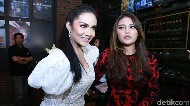 Krisdayanti dan Aurel hermansyah saat ditemui di kawasan Kemang.