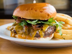 Pesawat Delay, Pilot Ini Belikan Makan Siang Gratis Untuk 70 Penumpang