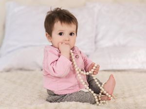 4 Hal yang Perlu Dilakukan Saat Anak Masukkan Benda Asing ke Mulut