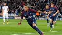 4. Sebelum Paris Saint-Germain tersingkir di 16 besar, Dani Alves sudah mencetak dua gol di Liga Champions musim ini. Bek asal Brasil tersebut punya total 12 gol dalam sejarah Liga Champions. (Foto: Charles Platiau/Reuters)