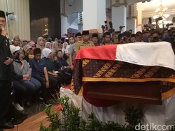 Dibalut Bendera Merah Putih, Jenazah Romi Herton Tiba di Balai Kota