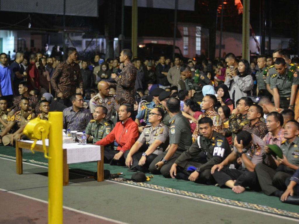 Jokowi Nonton Film G30S/PKI di Makorem Bogor