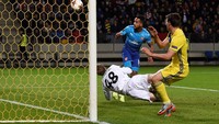 Theo Walcott membobol gawang BATE Borisov. Reuters/Adam Holt
