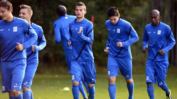Sandy Walsh (kedua dari kanan) membuat penasaran para pemain Timnas Indonesia.