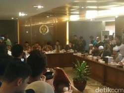 Tolak Perppu Ormas, Massa Aksi 299 Serahkan Petisi ke Pimpinan DPR