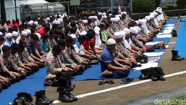 Khusyuknya Salat Jumat Polisi dan Peserta Aksi 299