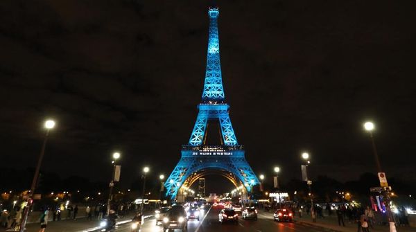 Cantiknya Menara Eiffel Berwarna-warni, Dalam Rangka Apa?