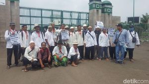 Massa Aksi 299 Menunggu Salat Jumat di Depan Gedung DPR