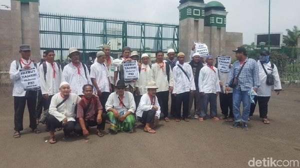 Massa Aksi 299 Menunggu Salat Jumat di Depan Gedung DPR