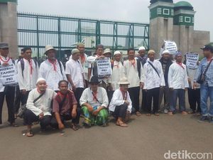Massa Aksi 299 Menunggu Salat Jumat di Depan Gedung DPR Massa Aksi 299 Menunggu Salat Jumat di Depan Gedung DPR