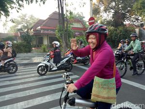 Gowes Bareng Menuju Tempat Kerjanya, Risma: Sikilku Kemeng Gowes Bareng Menuju Tempat Kerjanya, Risma: Sikilku Kemeng
