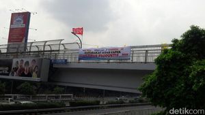Foto: Massa Aksi 299 Datang, Spanduk Masyarakat Bosen Demo Diturunkan