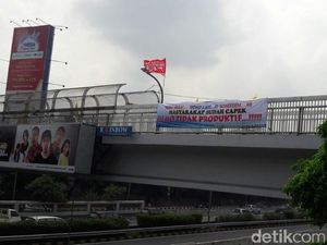 Foto: Massa Aksi 299 Datang, Spanduk Masyarakat Bosen Demo Diturunkan Foto: Massa Aksi 299 Datang, Spanduk Masyarakat Bosen Demo Diturunkan