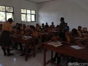 4.180 Pelajar Pengungsi Gunung Agung Pindah Sekolah Sementara
