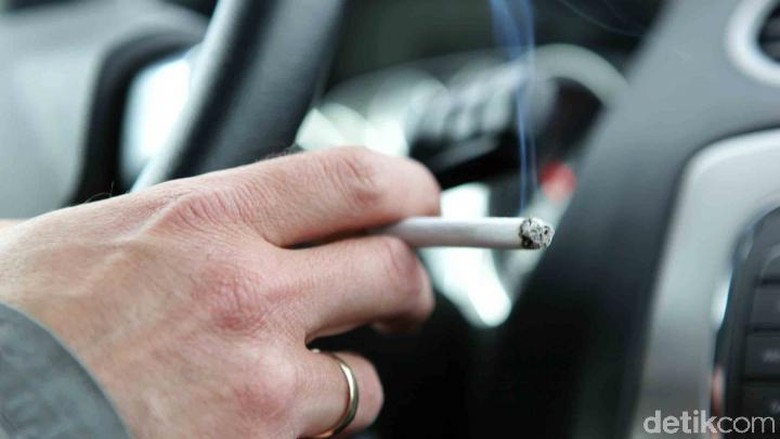 Nih Sebabnya Merokok Sambil Berkendara Bisa Ganggu Konsentrasi