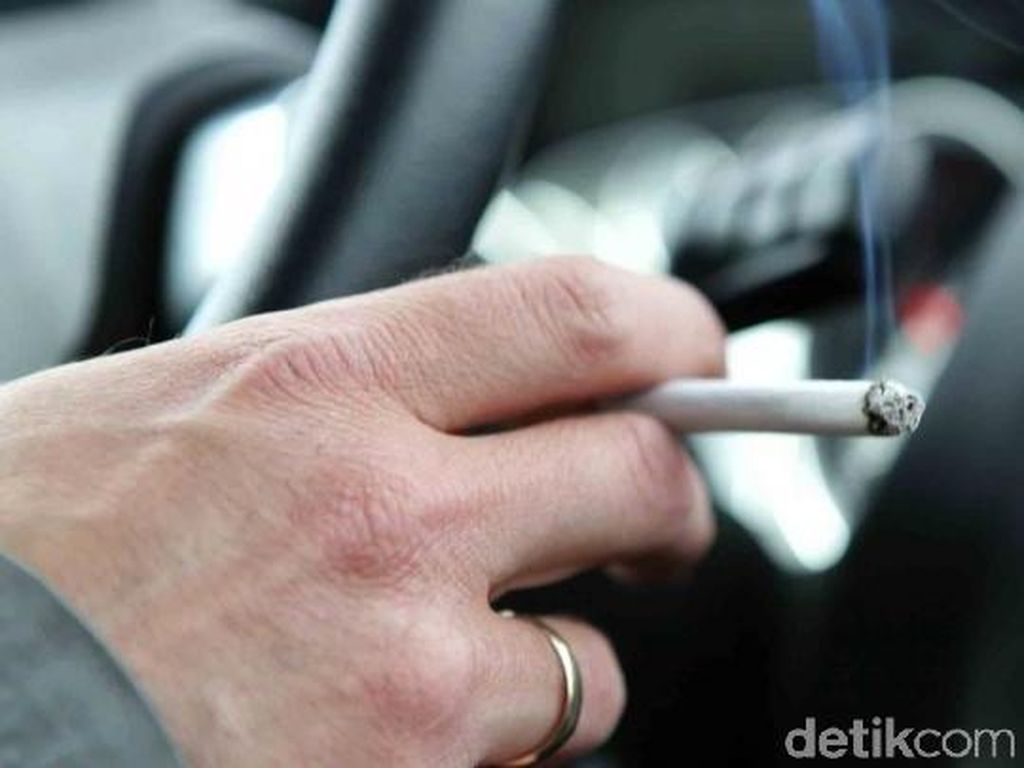 Merokok Saat Nyetir Mobil Juga Bisa Kena Tilang Lho!